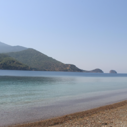 Fethiye: Muğla'nın popüler tatil beldelerinden biri olan Fethiye'nin plajları ve doğal güzellikleri