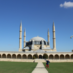 Edirne: Osmanlı İmparatorluğu'nun başkentlerinden biri olan Edirne'nin tarihi ve kültürel mekanları